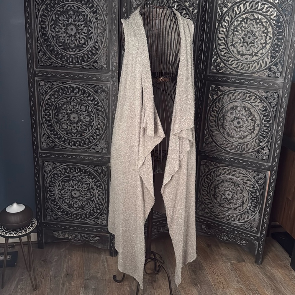 H&M Sleeveless fashionable cardigan. in good used condition. Size XS ( fit X, M)